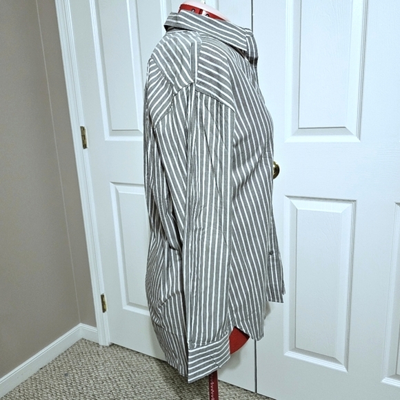 Banana Republic Oversized Button Down Dress Shirt - Size M - Picture 3 of 8